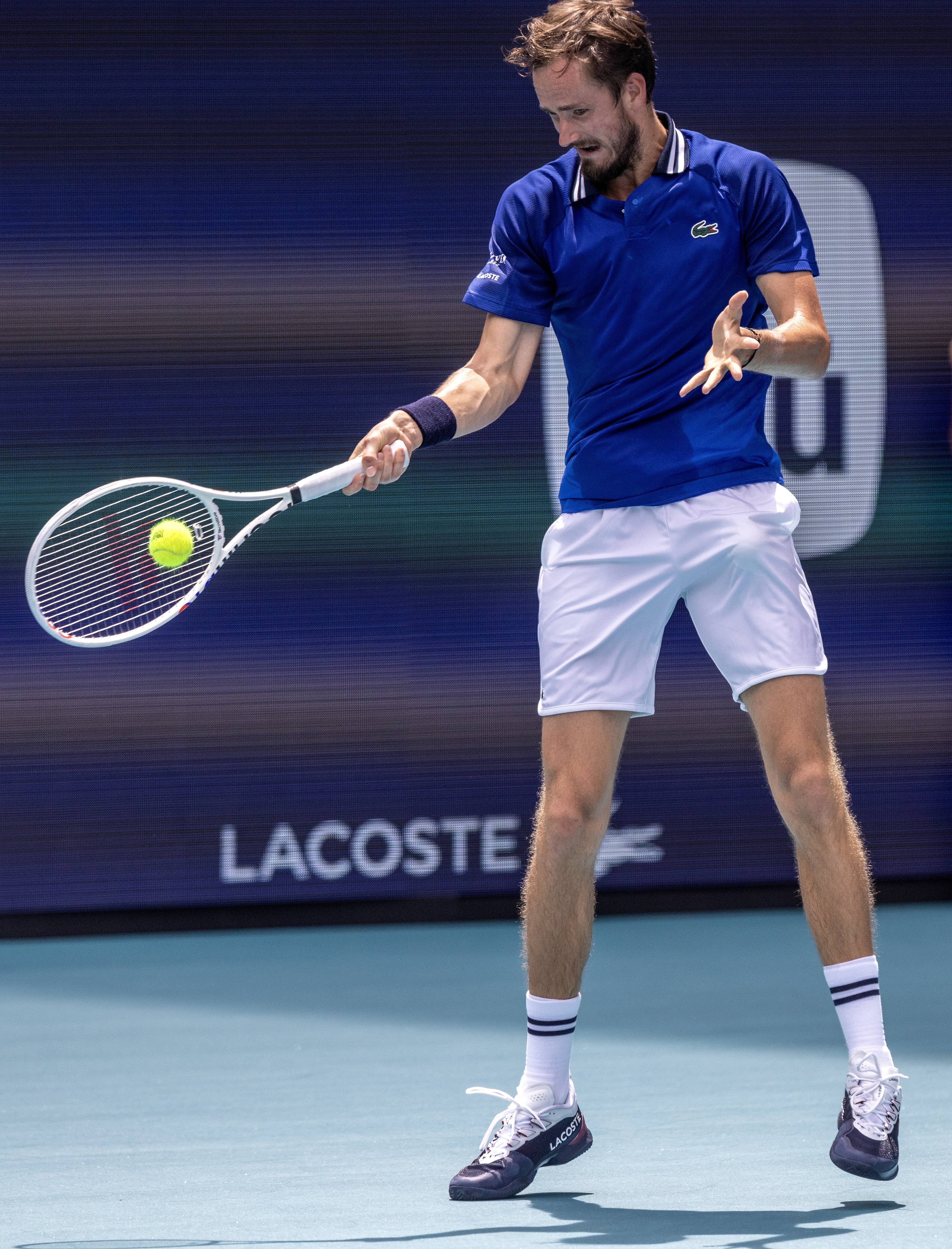 世界网球队险胜日本网球队，梅德韦杰夫爆发神勇