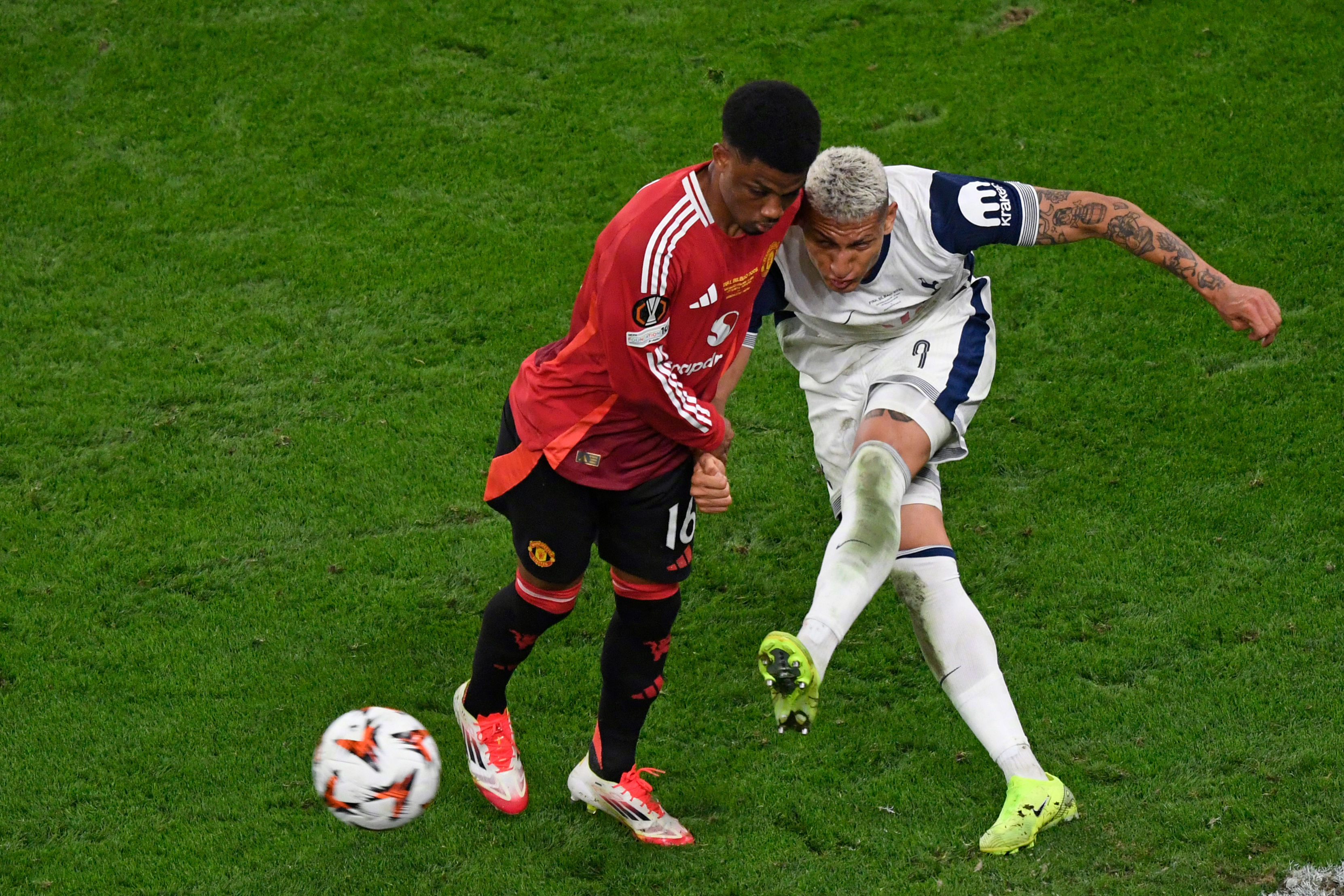 曼联险胜瑞典，格纳布里爆发神勇