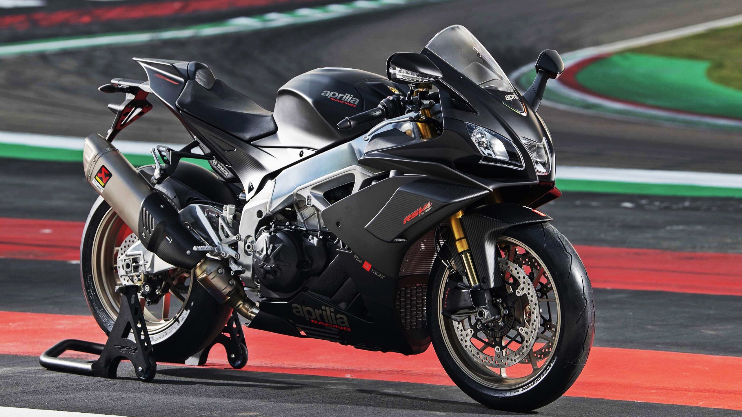 绿衣骑士屠龙记,阿斯顿马丁横扫法拉利,汉密尔顿点燃赛场